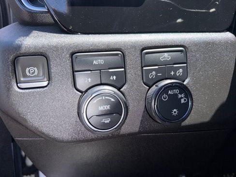 Used 2022 Chevrolet Silverado 1500 LT w/ Protection Package AWD/4WD image 17