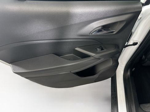 Used 2025 Chevrolet Trax LT w/ LT Convenience Package image 25