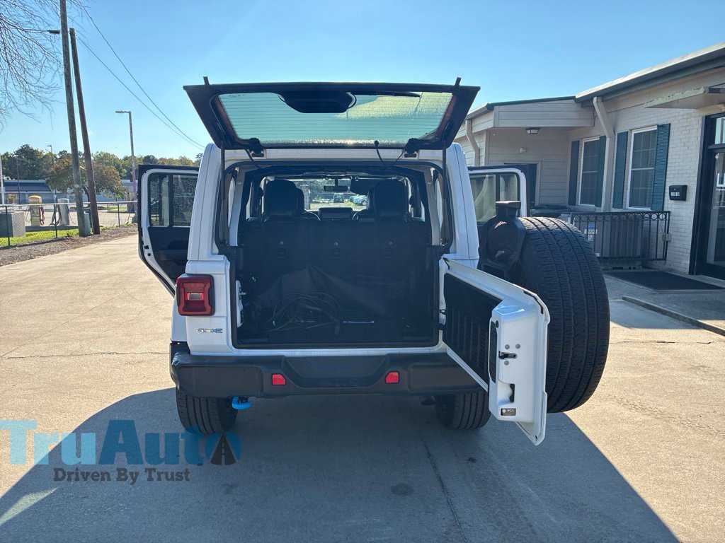 Used 2022 Jeep Wrangler Unlimited Sahara w/ Cold Weather Group AWD/4WD image 16