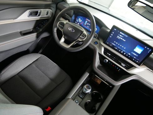 Used 2025 Ford Explorer Active AWD/4WD image 9