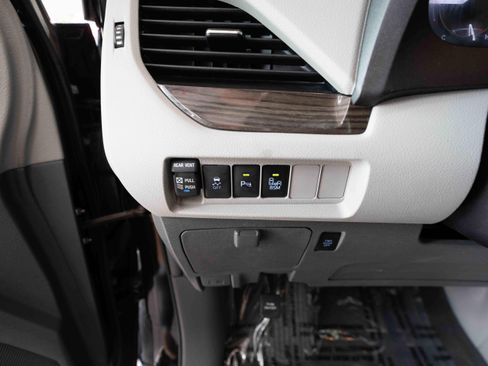 Used 2017 Toyota Sienna XLE Premium FWD image 11