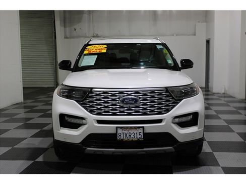 Used 2020 Ford Explorer Platinum w/ Premium Technology Package image 2
