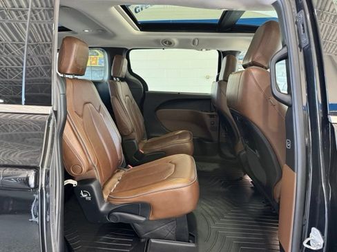 Used 2017 Chrysler Pacifica Limited w/ Tire & Wheel Group FWD image 15
