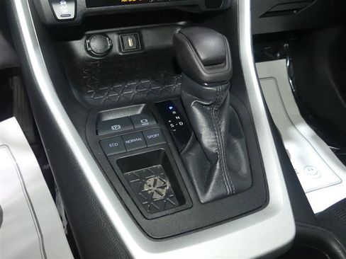 Used 2021 Toyota RAV4 LE FWD image 38