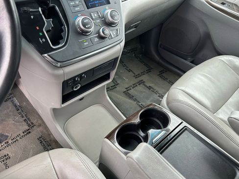 Used 2015 Toyota Sienna XLE image 17