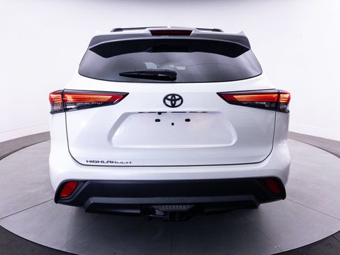 Used 2021 Toyota Highlander XLE AWD/4WD image 16