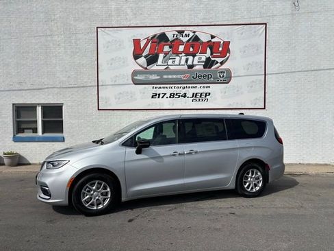 New 2026 Chrysler Pacifica Select image 1