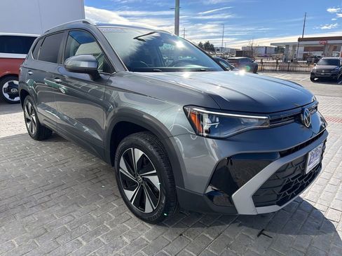 Certified 2025 Volkswagen Taos SE image 9