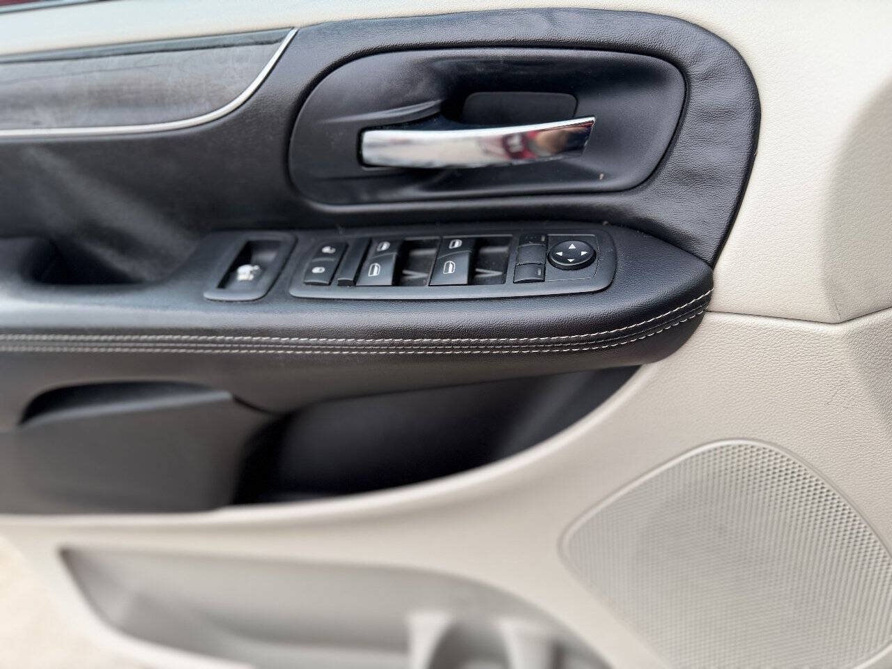 Used 2013 Chrysler Town & Country Touring FWD image 19