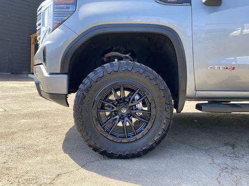 Used 2024 GMC Sierra 1500 AT4 w/ Technology Package AWD/4WD image 11