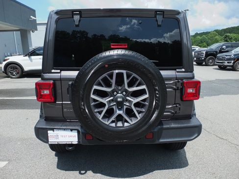Used 2025 Jeep Wrangler Unlimited Sahara AWD/4WD image 4