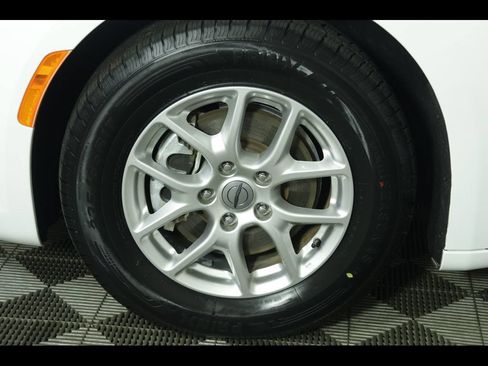 Used 2023 Chrysler Pacifica Touring-L FWD image 12