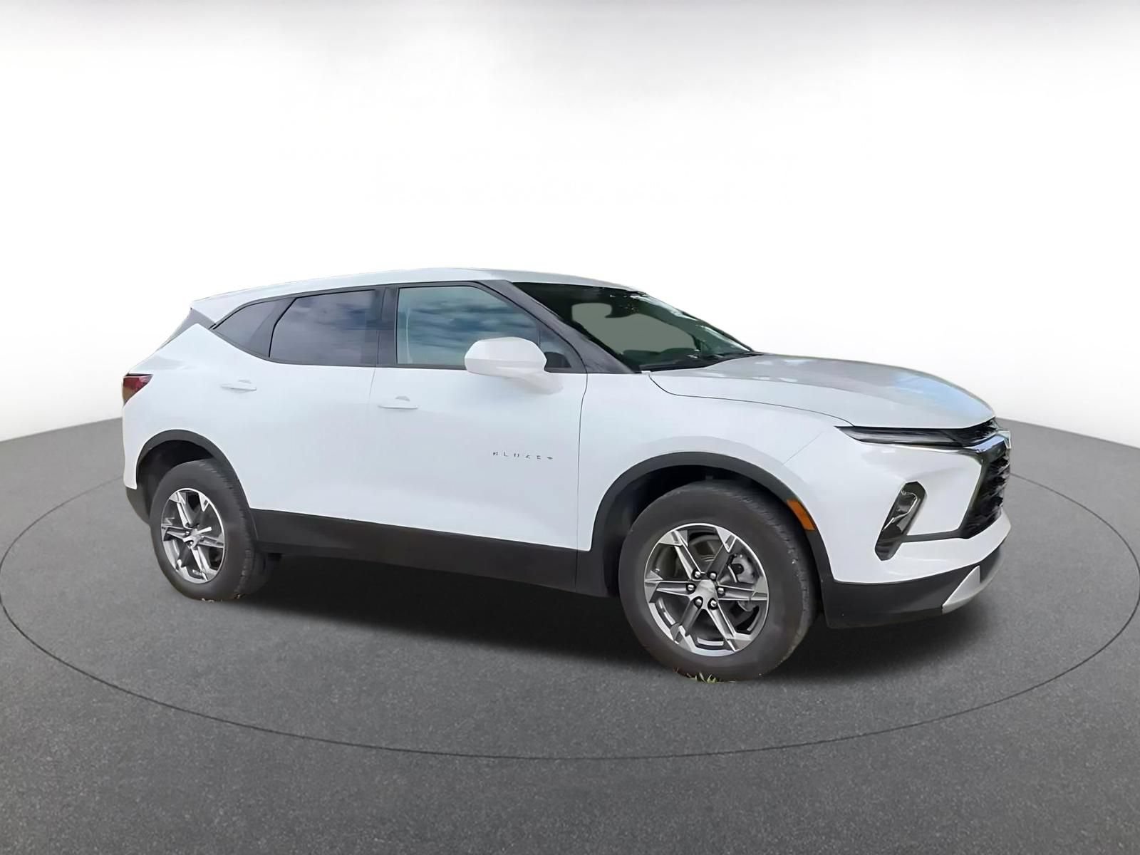 Used 2026 Chevrolet Blazer LT FWD image 2