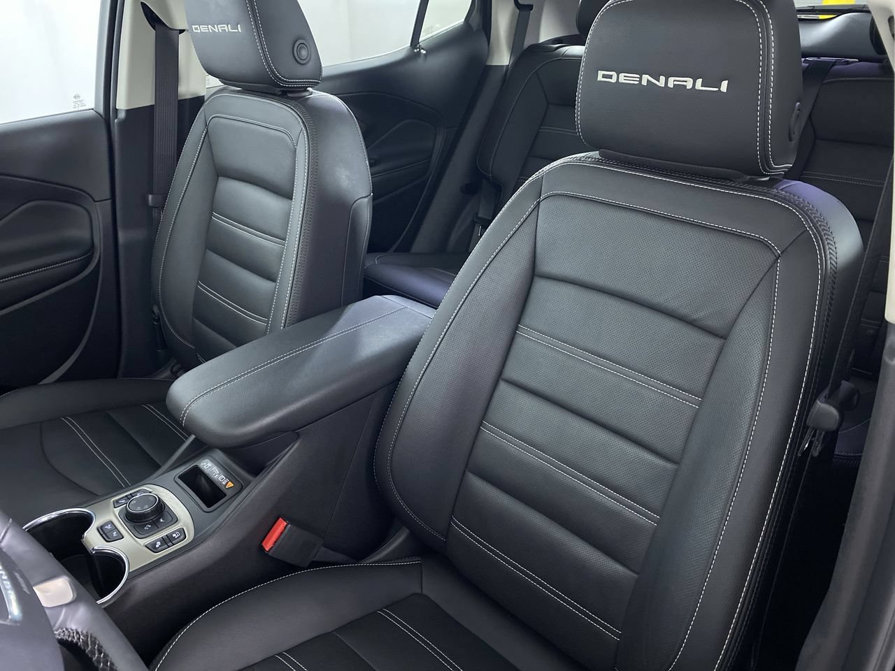 Used 2024 GMC Terrain Denali w/ Black Diamond Edition AWD/4WD image 11