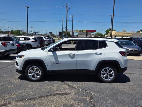Used 2025 Jeep Compass Latitude AWD/4WD image 4