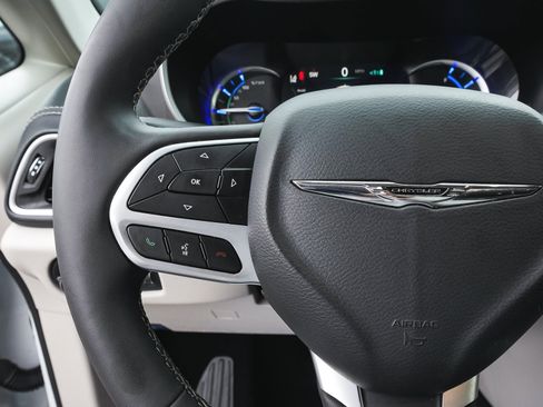 Used 2024 Chrysler Pacifica Limited FWD image 18