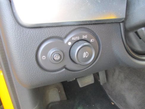 Used 2004 Chevrolet SSR w/ Preferred Equipment Group RWD image 13