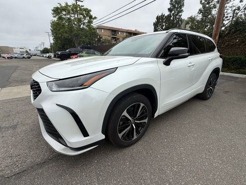 Used 2022 Toyota Highlander XSE FWD image 3