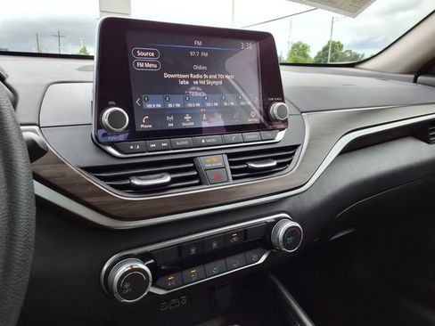 Used 2024 Nissan Altima 2.5 SV FWD image 25