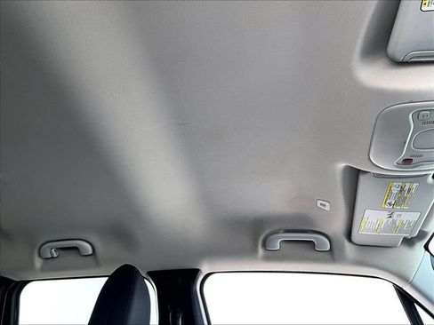Used 2020 Jeep Renegade Altitude w/ UConnect 8.4 Nav Group FWD image 22