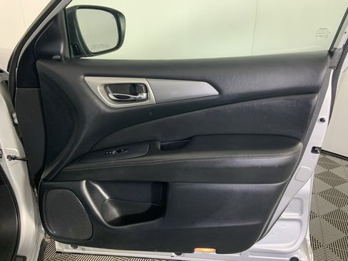 Used 2019 Nissan Pathfinder SL image 26