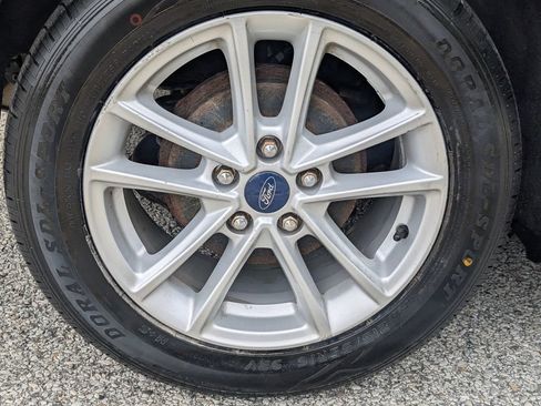 Used 2017 Ford Focus SE w/ Cold Weather Package FWD image 20