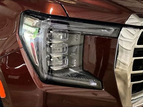 Used 2023 GMC Yukon XL SLT w/ SLT Luxury Package AWD/4WD image 4