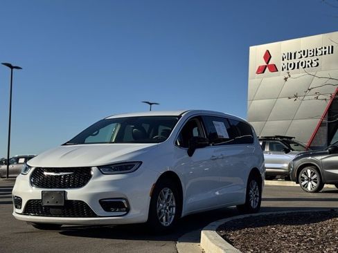 Used 2024 Chrysler Pacifica Touring-L image 7