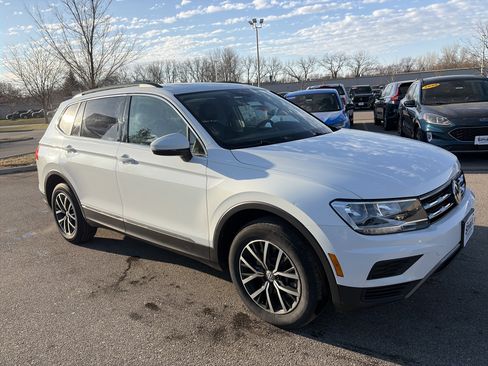 Used 2020 Volkswagen Tiguan SE w/ Panoramic Sunroof Package image 3