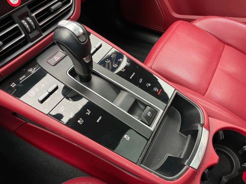 Used 2024 Porsche Macan AWD/4WD image 19
