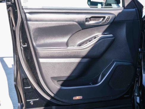 Used 2023 Toyota Highlander Bronze Edition FWD image 22