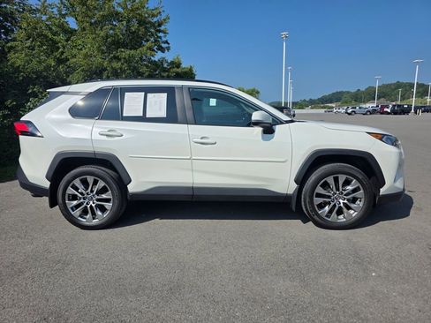 Used 2021 Toyota RAV4 XLE Premium image 4