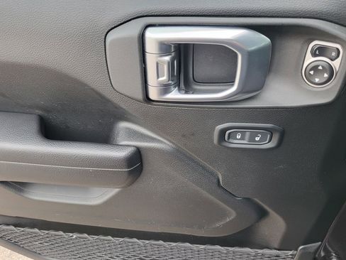 Used 2024 Jeep Wrangler Unlimited image 24