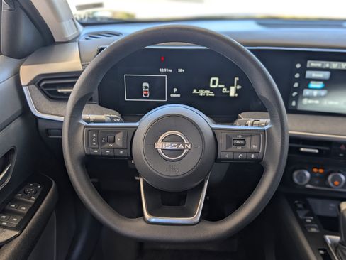 Used 2025 Nissan Kicks SV w/ SV Premium Package image 24