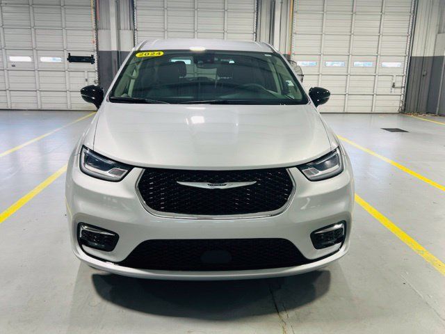 Used 2024 Chrysler Pacifica Touring-L FWD image 14