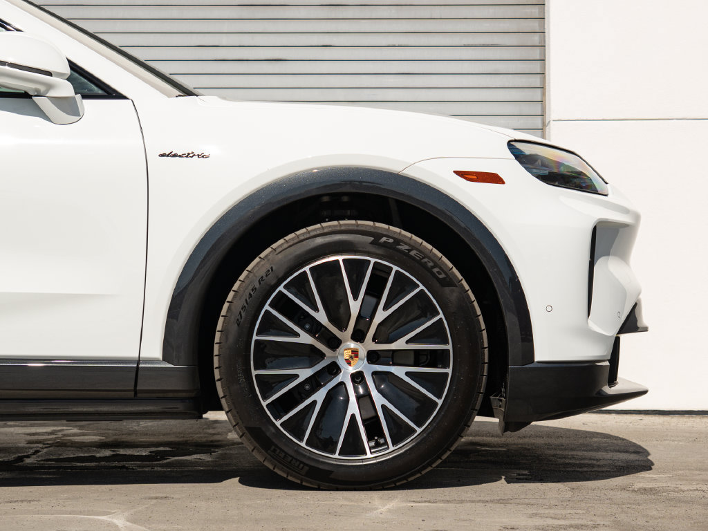 Certified 2026 Porsche Cayenne Electric AWD/4WD image 26