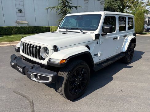 Used 2025 Jeep Wrangler Unlimited Sahara AWD/4WD image 3