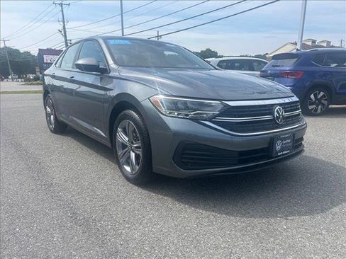 Certified 2023 Volkswagen Jetta SE FWD image 3