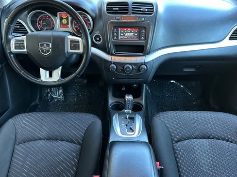 Used 2019 Dodge Journey SE w/ Premium Group FWD image 3
