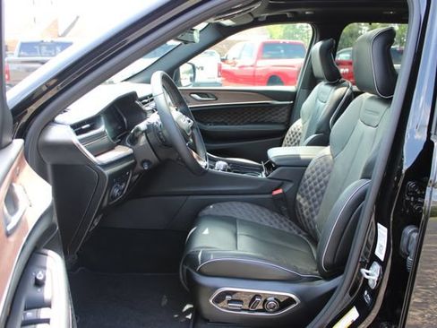 Used 2025 Jeep Grand Cherokee Summit w/ Advanced Protech Group IV AWD/4WD image 25