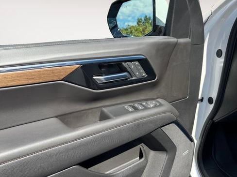 Used 2025 Chevrolet Tahoe High Country AWD/4WD image 10