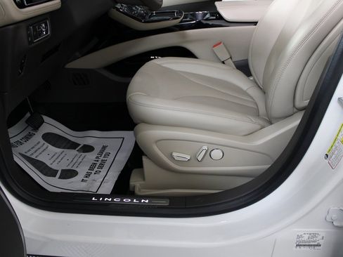 Used 2022 Lincoln Nautilus Reserve image 10