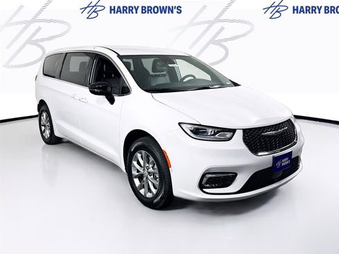 New 2026 Chrysler Pacifica Select image 24