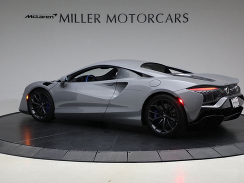 Used 2023 McLaren Artura RWD image 4