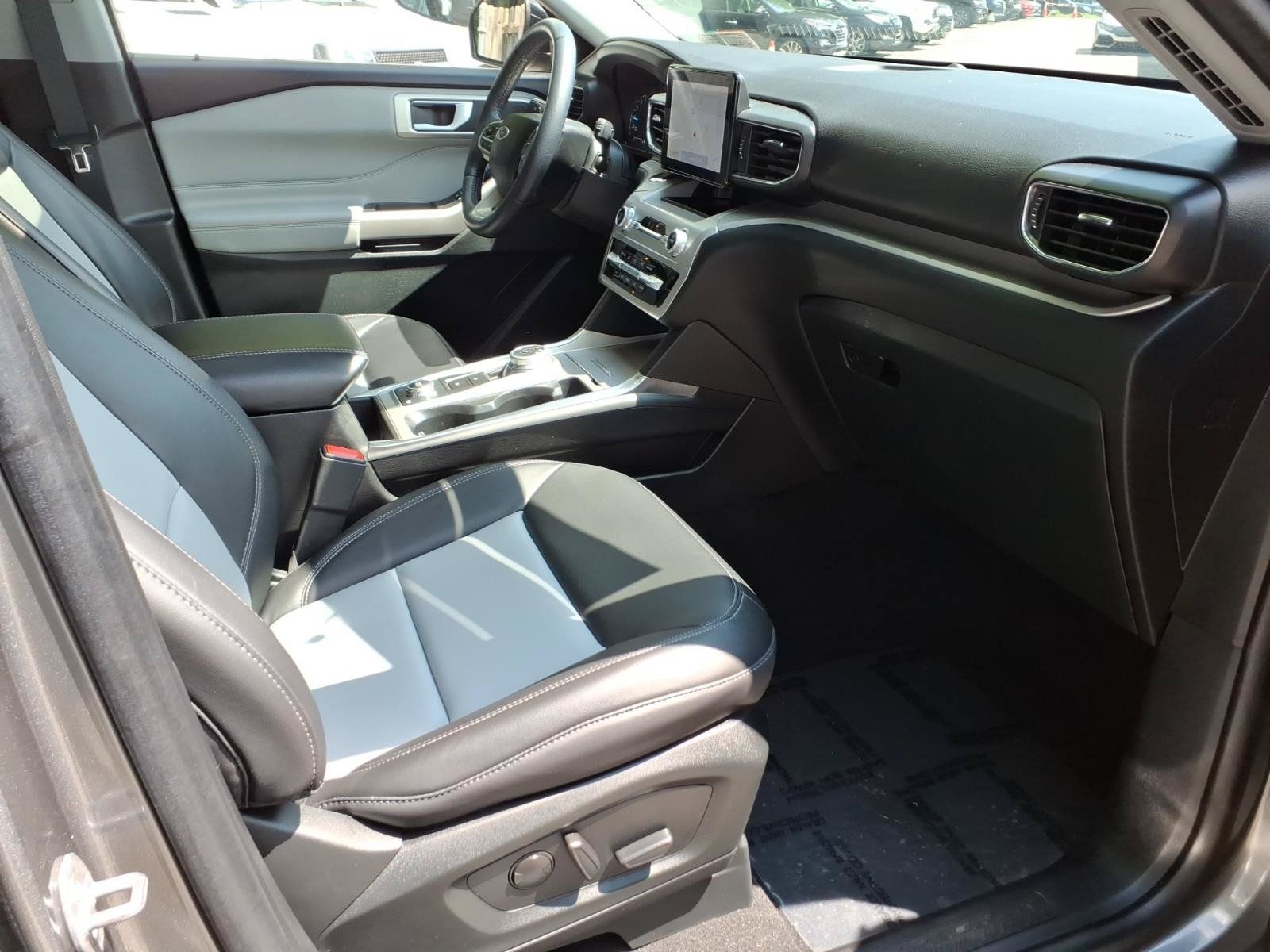 Used 2023 Ford Explorer XLT w/ Equipment Group 202A AWD/4WD image 30