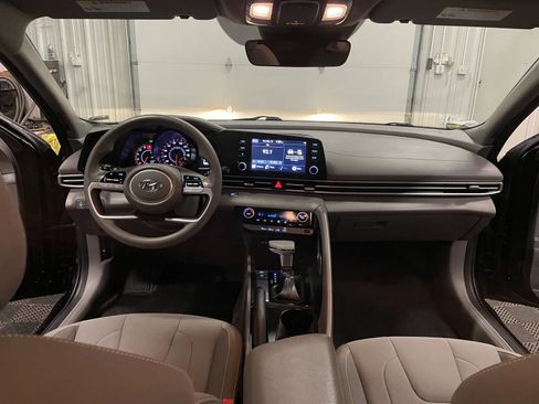 Used 2022 Hyundai Elantra SEL image 27