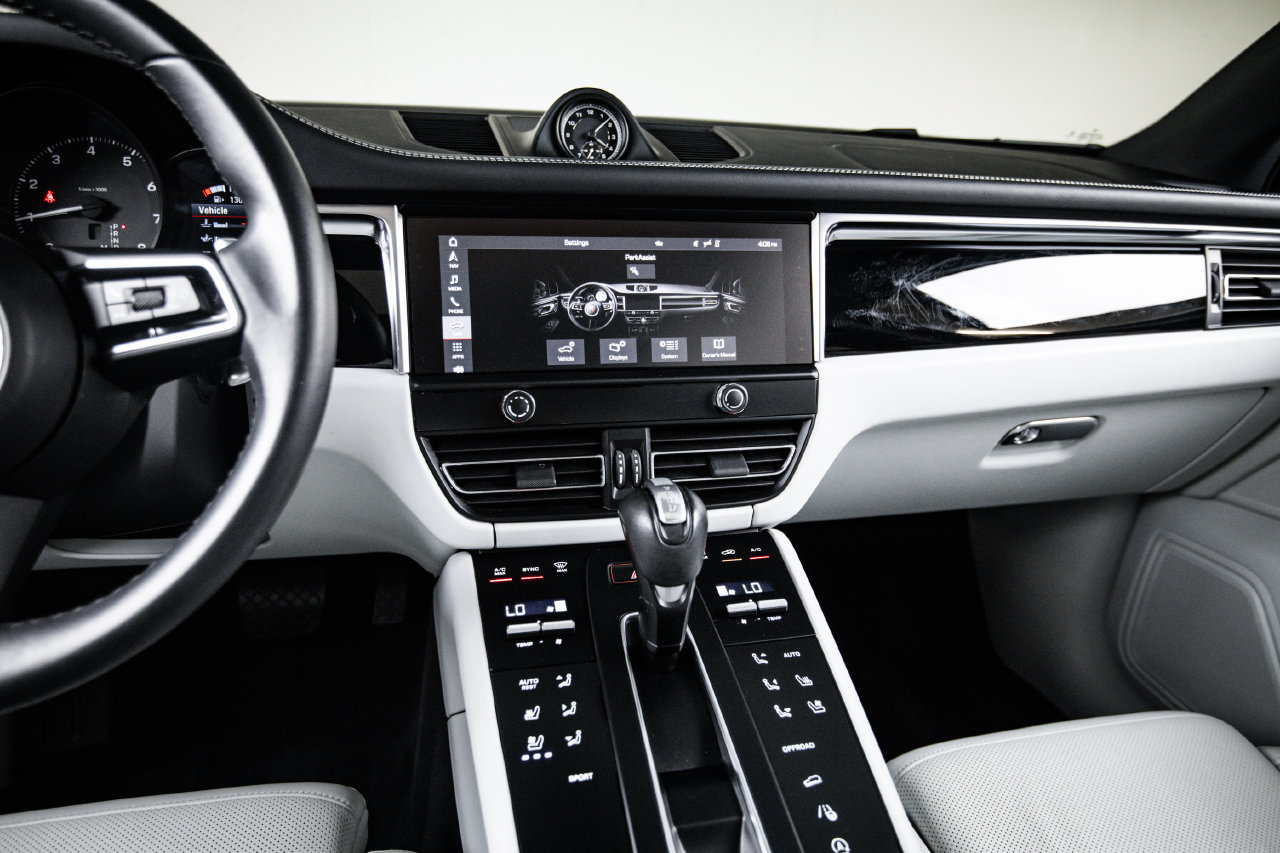 Certified 2023 Porsche Macan AWD/4WD image 19