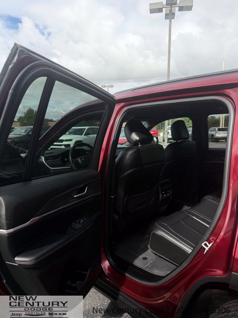 Used 2024 Jeep Grand Cherokee Limited AWD/4WD image 12