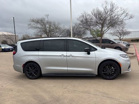 Used 2024 Chrysler Pacifica Touring-L w/ Uconnect Theater Family Group image 4