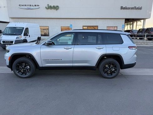 New 2025 Jeep Grand Cherokee L Laredo image 3